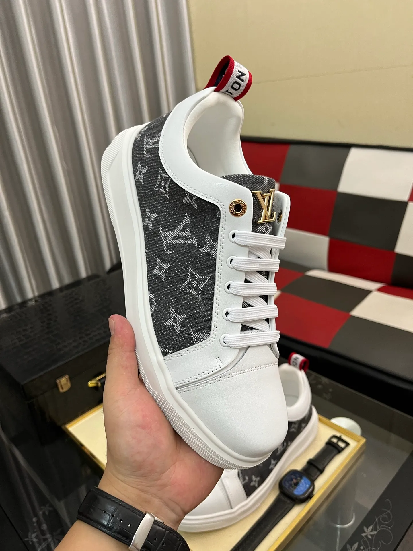 Men's shoes 💰400⌚️⌚️《Louis vuitton/LV Louis Vuitton》original quality.~ Unique modern style sneakers. 🏃A must-have casual shoe for trendy men😍😍 Original brand imported from Italy, imported original leather, cowhide lining (refuses to discolor and grind feet) sole: original sole provided by the original factory, French lazy style design ⚠️Fit to the feet, original quality, super comfortable original sole. Code number: 38-443️⃣Colors available